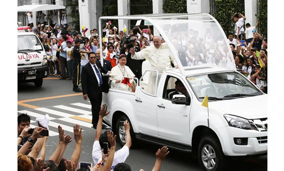 Huge turnout as pope urges Filipinos to reject corruption