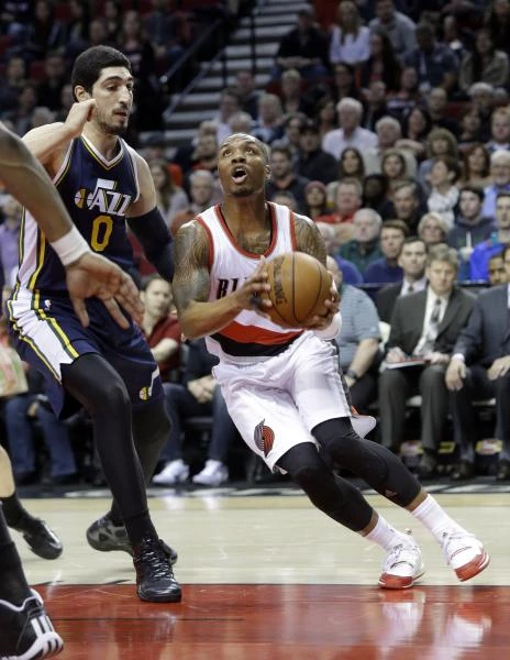 Curry leads Warriors to 121-96 rout of Kings