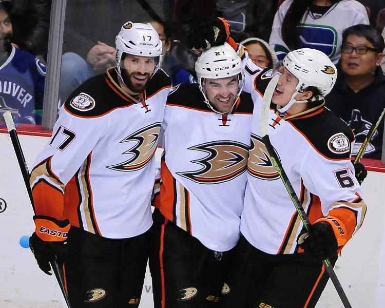 Ducks take outright NHL lead with win at Predators
