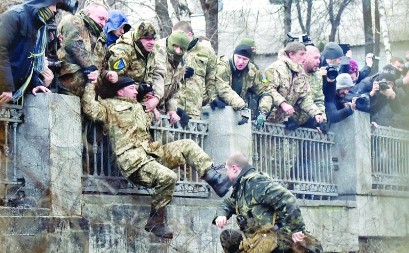 Separatists pound Ukraine troops after peace talks fail