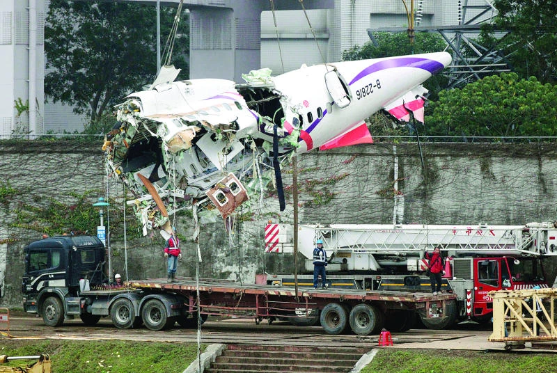 Taiwan pilot hailed as hero; rescuers scour crash site