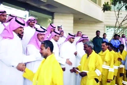 Saudis share 2-month salary bonus with cleaning staff