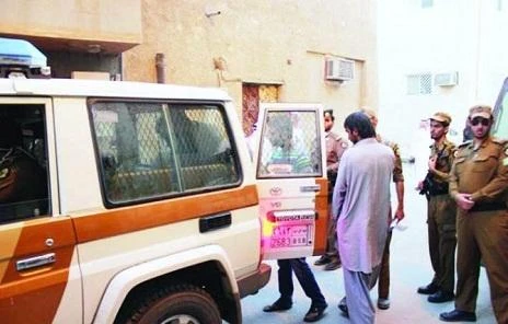 Police arrest 4 Yemenis for stealing mobiles from Riyadh shop