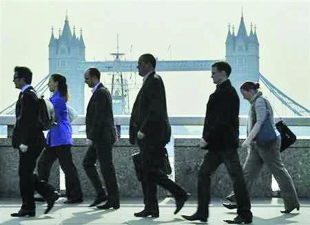 UK business investment slips as oil prices fall, trade boosts GDP