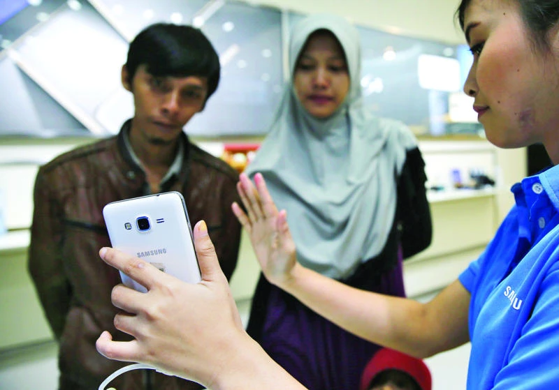 Phone firms look beyond the handset at top mobile fair