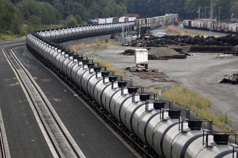 Oil falls as rising USinventories continue to weigh