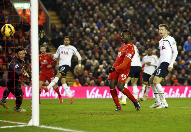 Balotelli rescues Liverpool as top-4 race intensifies