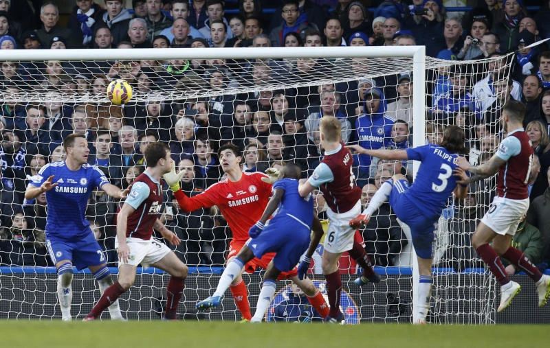 Chelsea held by Burnley, Swansea repeats against United