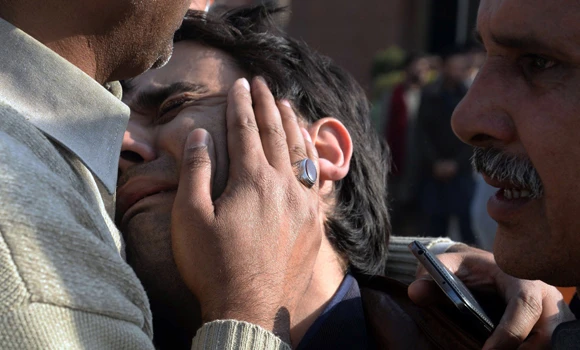Taleban hit Shiite mosque in Pakistan, killing 19
