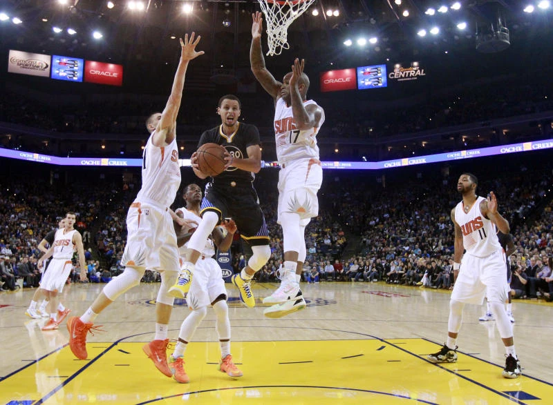 Warriors back to winning ways, beat Suns