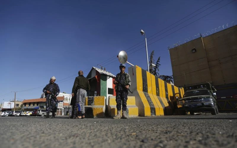 Yemen colonel, bodyguard gunned down