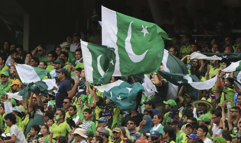 Waqar vows Pakistan comeback after cracking under pressure