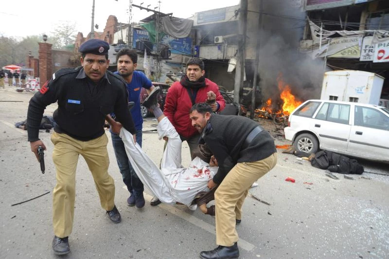 Afghan and Pakistan Taleban kill 28 in attacks
