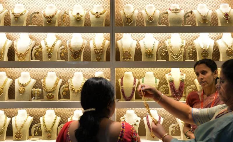 Gold price rises one percent on lower dollar