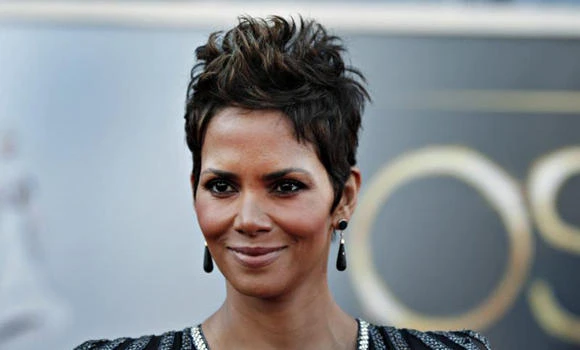 Plastic surgery pushed in H'wood: Halle Berry