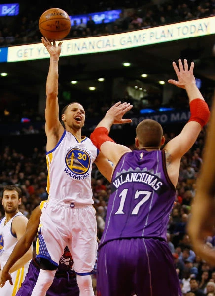 Warriors keep NBA lead with win at Toronto