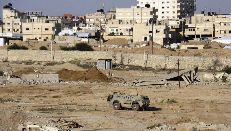 Egypt blasts wound 10,
air raids kill 15 militants