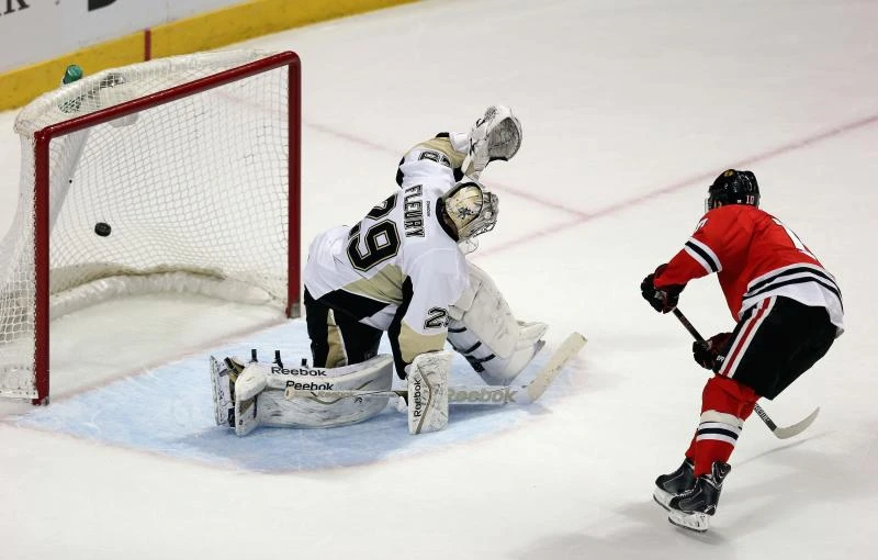 Sharp lifts Blackhawks to shootout win over Penguins