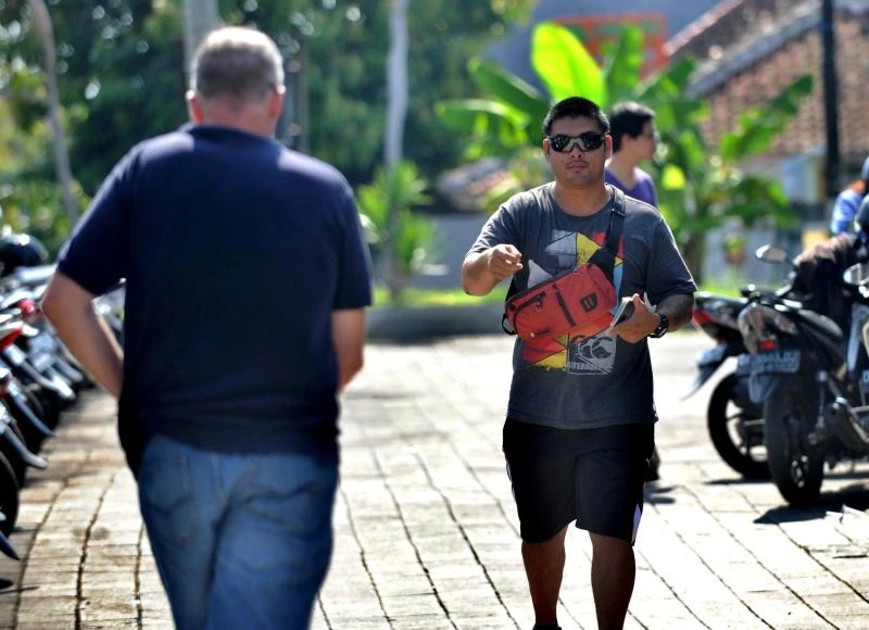 Jakarta delays execution of two Australians, denies pressure to blame