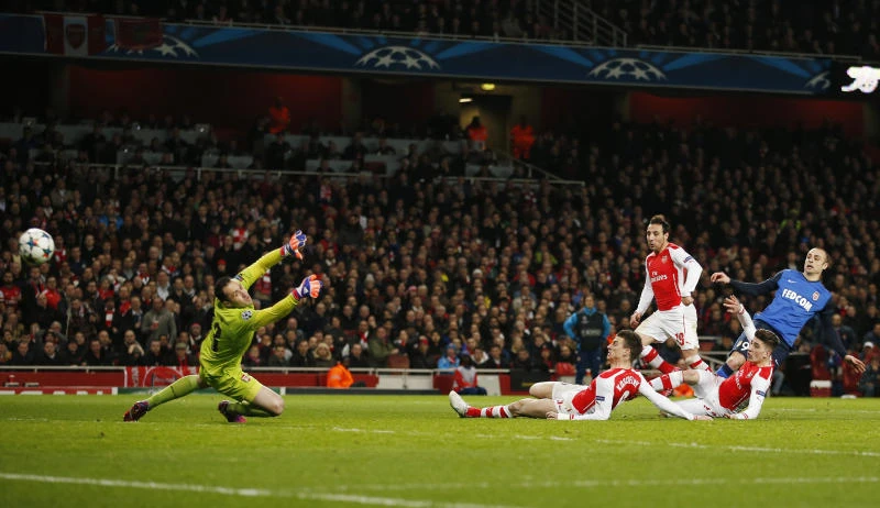Berbatov returns to haunt Gunners; Atletico stumbles