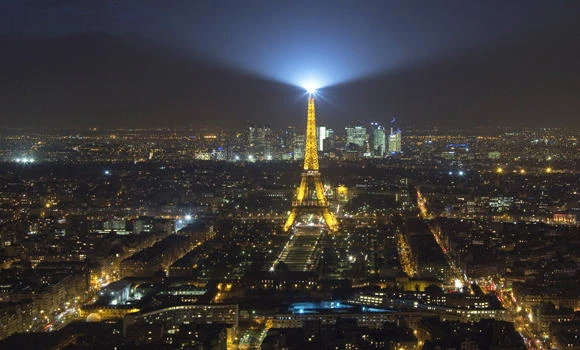 Drones over Paris landmarks puzzle cops