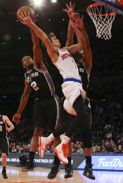 Last-place Knicks surprise defending champion Spurs 104-100