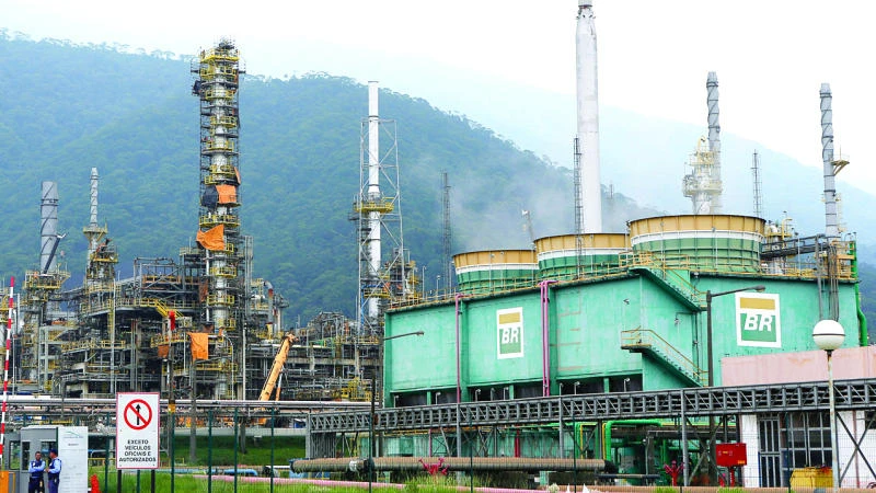 Brent oil hovers under $61, WTI falls