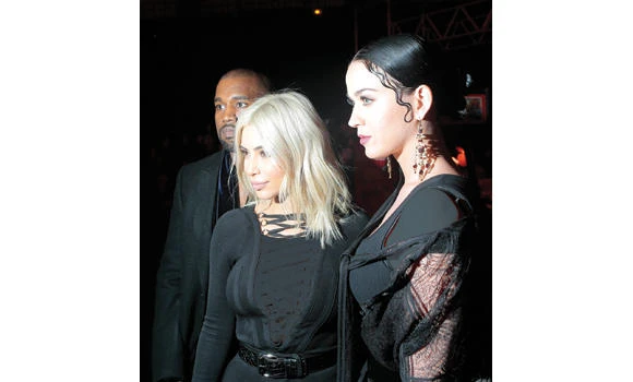Gothic Katy, Kim rock Givenchy in Paris