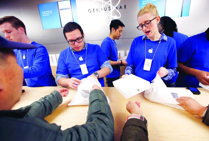 Apple sold record 200m iPhones in 2014