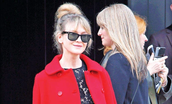 Zellweger hides face at Prada show