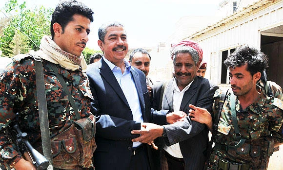 Houthis free premier, aides from house arrest