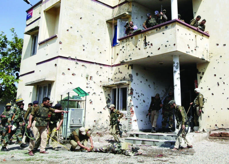 Rebels storm police station in Kashmir
