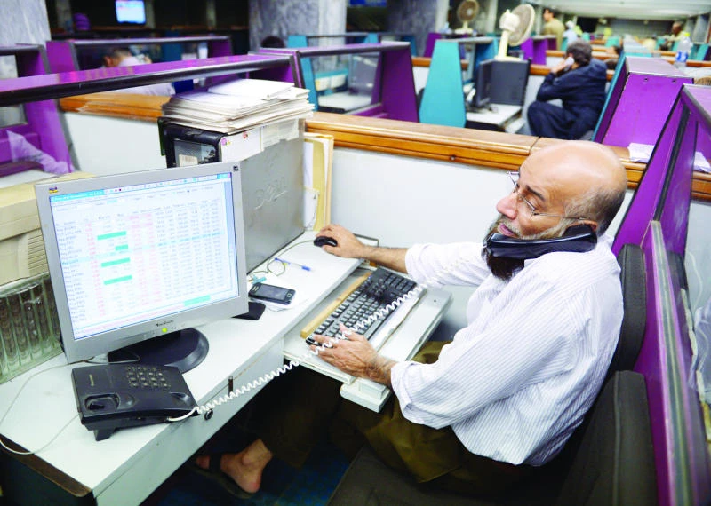 Karachi stocks plunge 4% before small rally