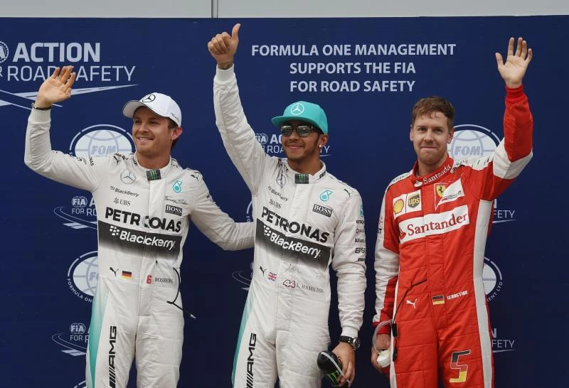 Pole-sitter Hamilton stings in the rain