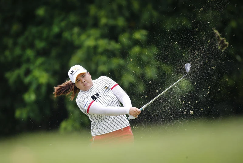 Park opens up two-shot lead in Singapore
