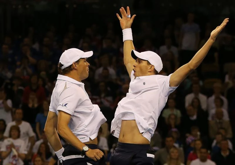 Bryans win to keep US Davis Cup hopes alive