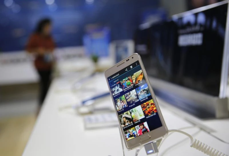 Samsung unveils sleek new Galaxy phones to take on Apple