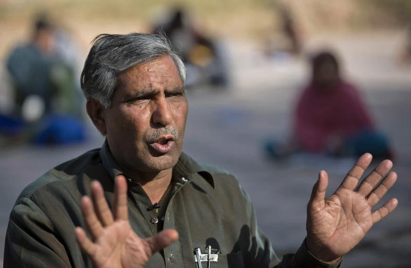 Pakistani teaches underprivileged kids in outdoor school