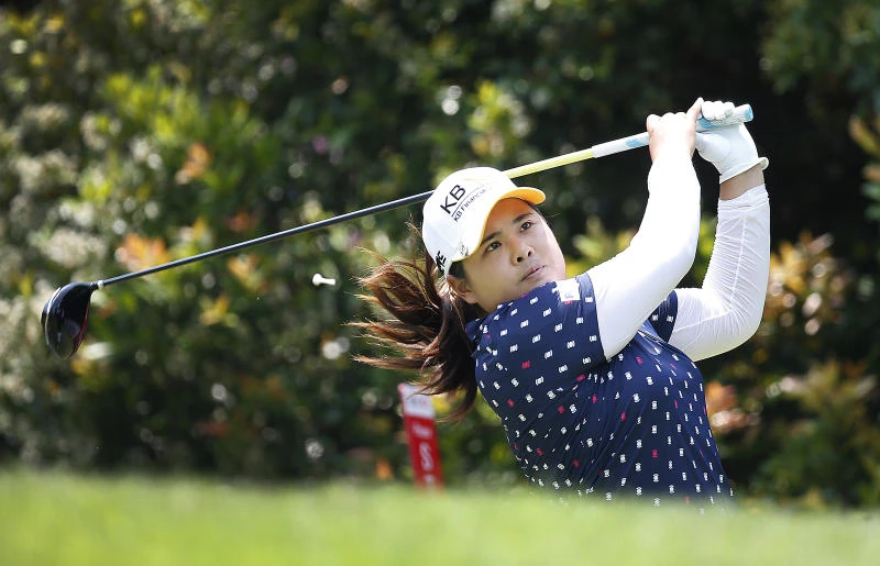 Last-gasp birdie keeps Park on top