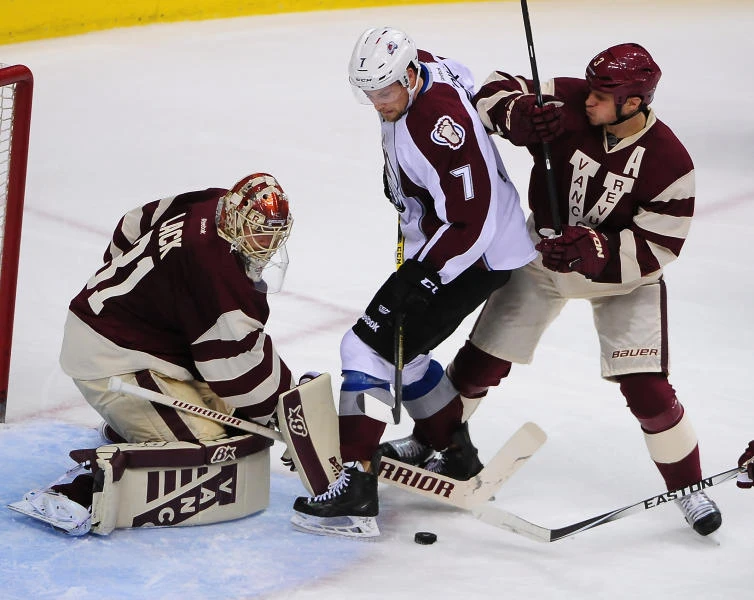 Avalanche ends 3-game skid, top Canucks 4-1