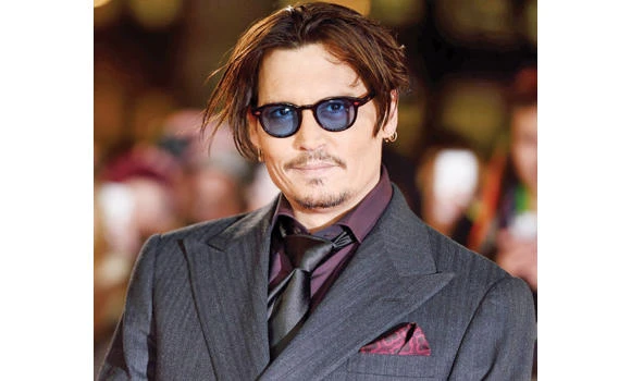 Depp injures hand in Australia