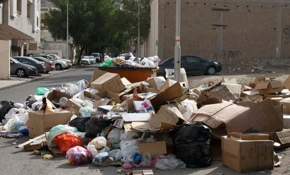 Cleaning workers neglect work, prioritize begging