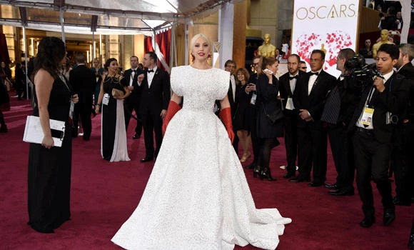 Lady Gaga wants
a family wedding