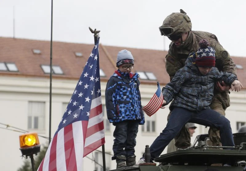 Czechs roll out party for US troop convoy
