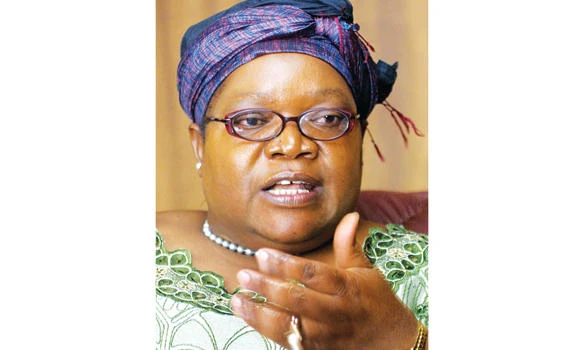 Zimbabwe’s Mugabe expels former vice president Mujuru