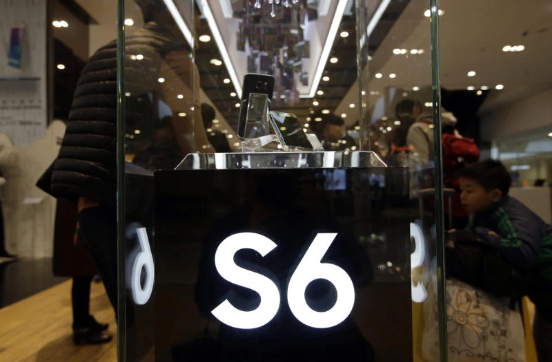 Samsung shows signs of emerging from earnings slump