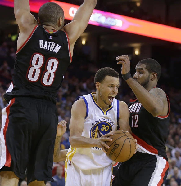 Curry breaks 3-point record as Warriors beat Blazers