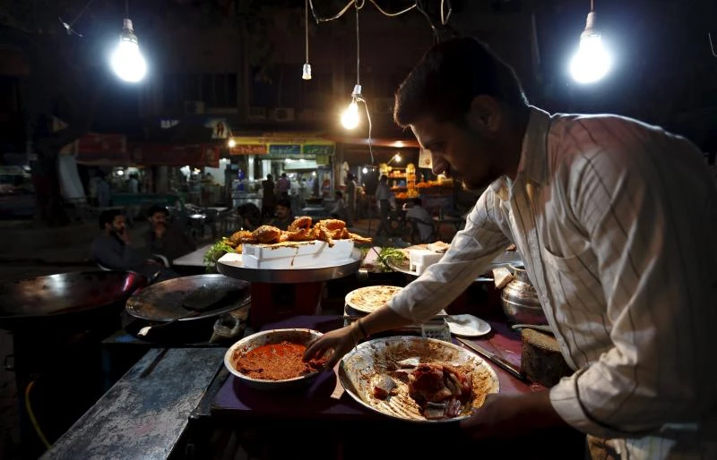 Pakistan orders Islamabad shops to close early to save energy
