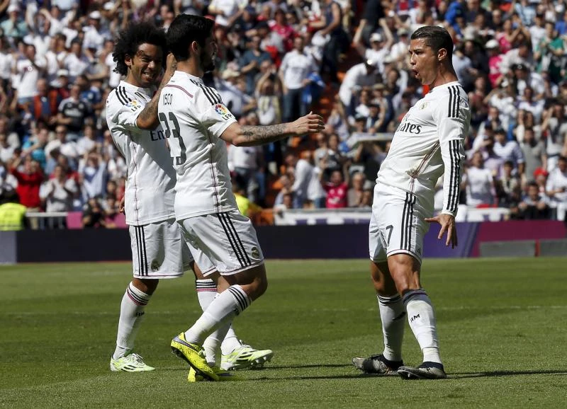 Ronaldo fires Madrid to within a point of Barca