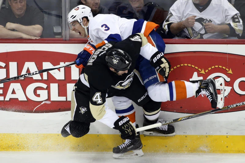 Islanders in decisive win over reeling Penguins